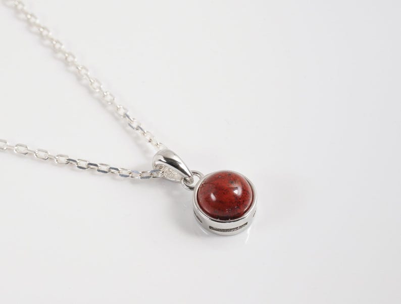 Collier jaspe breschia naturelle en cabochon, pendentif et chaine en argent.
