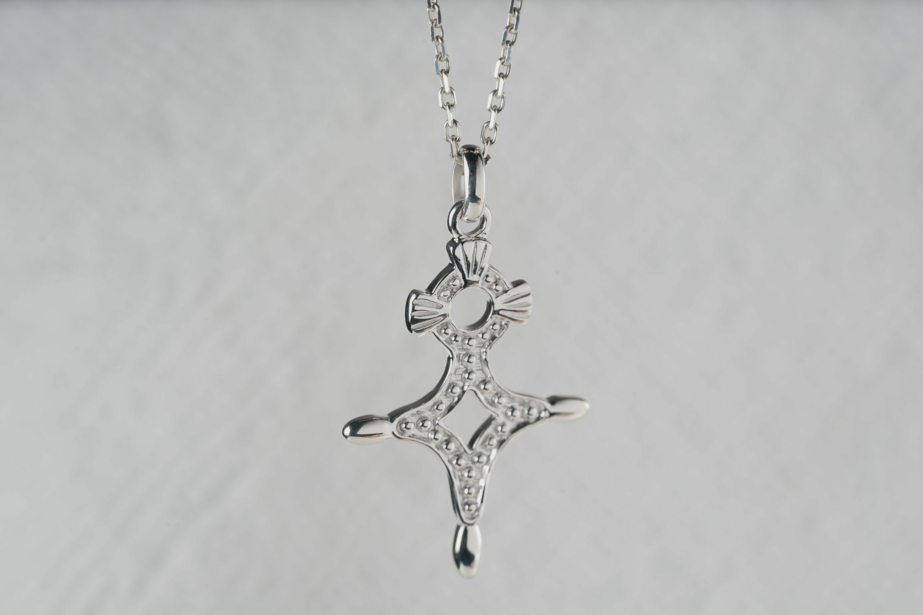 アガデスのクロスネックレスまたは925シルバーのペンダントとチェーン