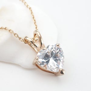 Diamantherzhalskette, der Anhänger und die Kette sind vergoldet und der Diamant aus Zirkonoxid, Schmuck für Frauen.