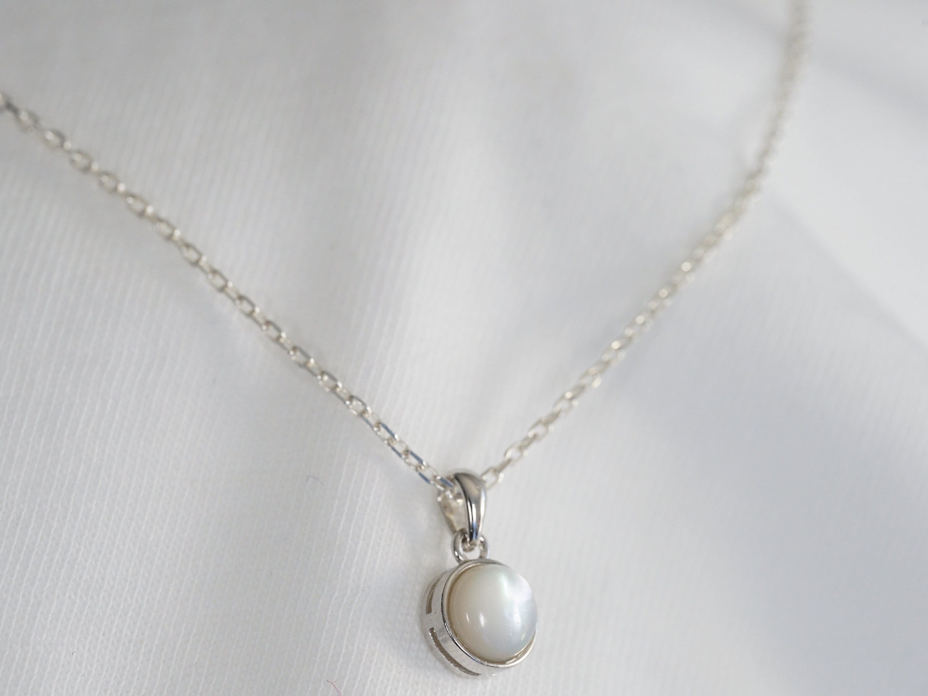 Natural Mother-of-pearl Necklace With Chain and Pendant in