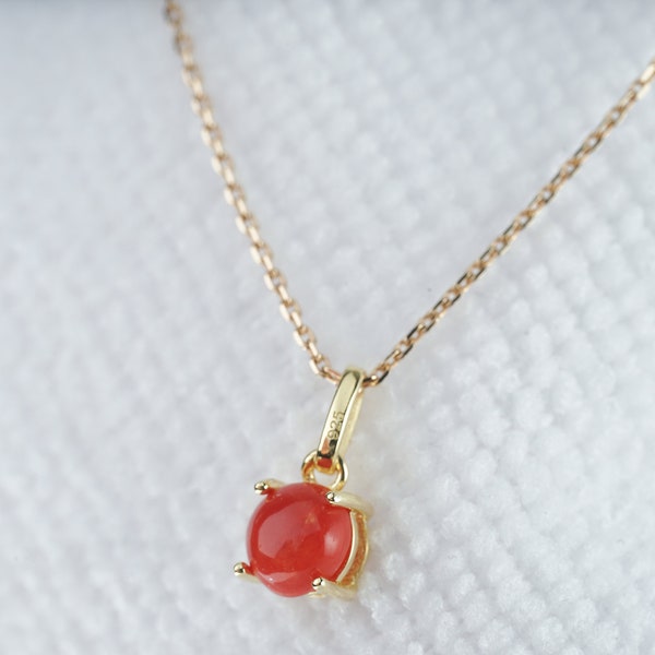 Collier corail rouge d'Italie en cabochon de 6mm, pendentif et chaine doré, bijou pour femme.