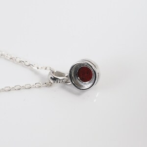 Collier jaspe breschia naturelle en cabochon, pendentif et chaine en argent.