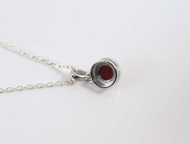 Collier jaspe breschia naturelle en cabochon, pendentif et chaine en argent.