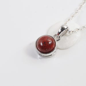 Collier jaspe breschia naturelle en cabochon, pendentif et chaine en argent.