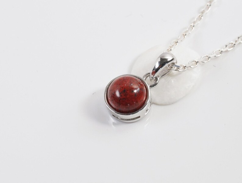 Collier jaspe breschia naturelle en cabochon, pendentif et chaine en argent.