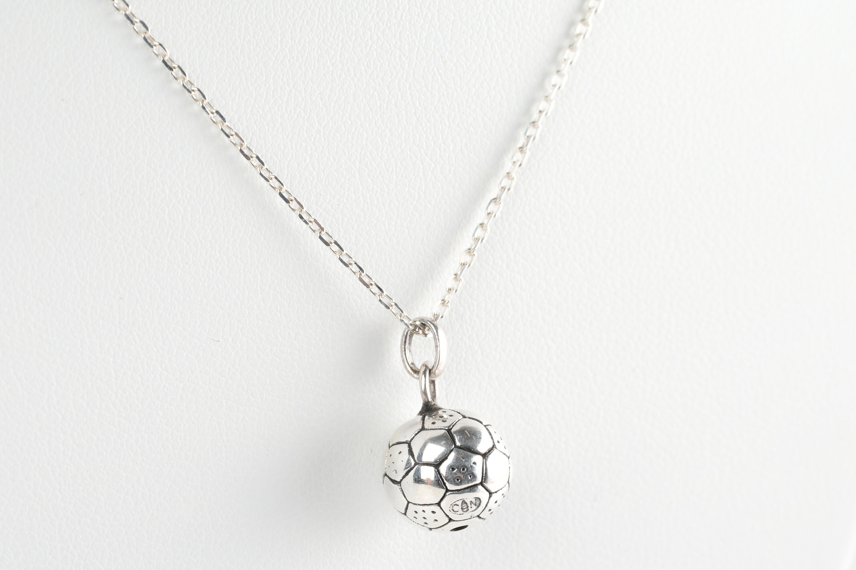 zhuhuaph Collier avec pendentif en forme de ballon de football 3D en acier inoxydable avec chaîne, cadeau unique pour garçons et hommes sportifs, Acier inoxydable