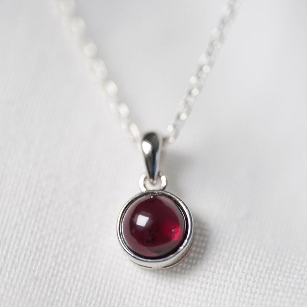 Collier grenat en cabochon,  pendentif et chaine en argent. Petit bijou minimaliste avec une pierre rouge.