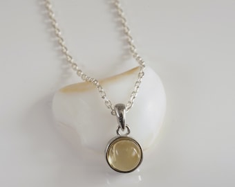 Collier citrine naturelle avec pendentif et chaine en argent, pierre en forme de cabochon. bijou pour femme.