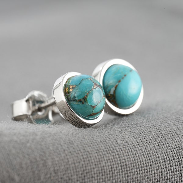 Turquoise kingman natural stone cabochon earring, in silver. Simple and minimalist jewelry for women.