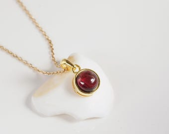 Natuurlijke granaat collier (cabochon) met hanger en gouden ketting, juweel met rode steen voor dames.