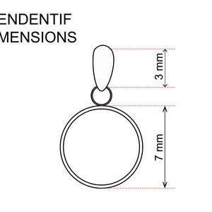 Op de afbeelding: Een zwart-wit lijntekening van een hanger met afmetingen. De hanger is cirkelvormig, met een lus aan de bovenkant. De tekst "PENDENTIF DIMENSIONS" staat boven de hanger. De hanger is 7 mm hoog en 3 mm breed.