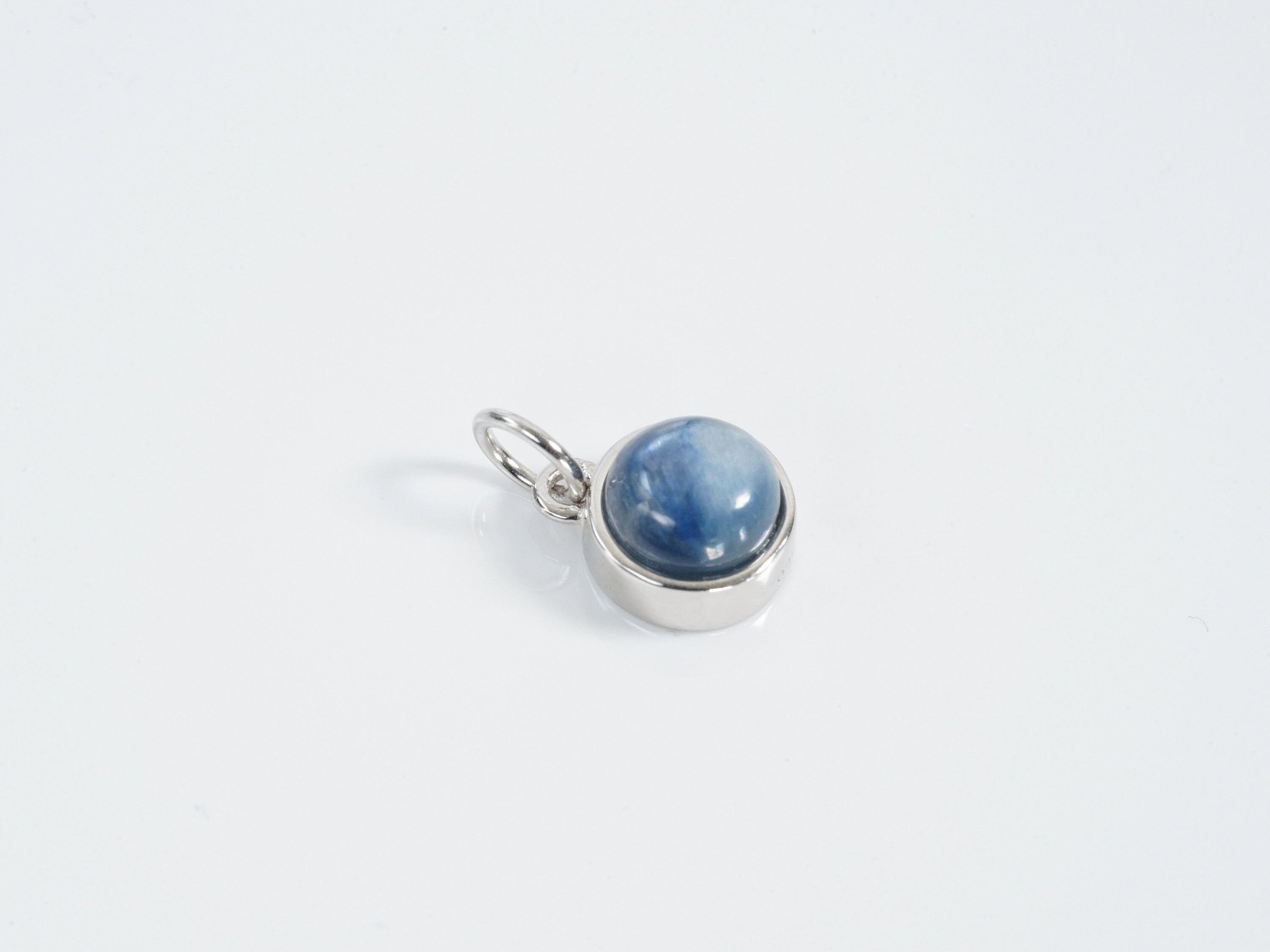 Collana Con Ciondolo In Cianite Brasiliana Blu Iridescente, Argento 925 Placcato Rodio, Catena 50 Cm, Pietra Rotonda 10 Mm, In Confezione Regalo