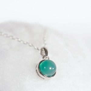 Natural green onyx necklace in cabochon, the chain and the pendant are in silver, jewel for women.