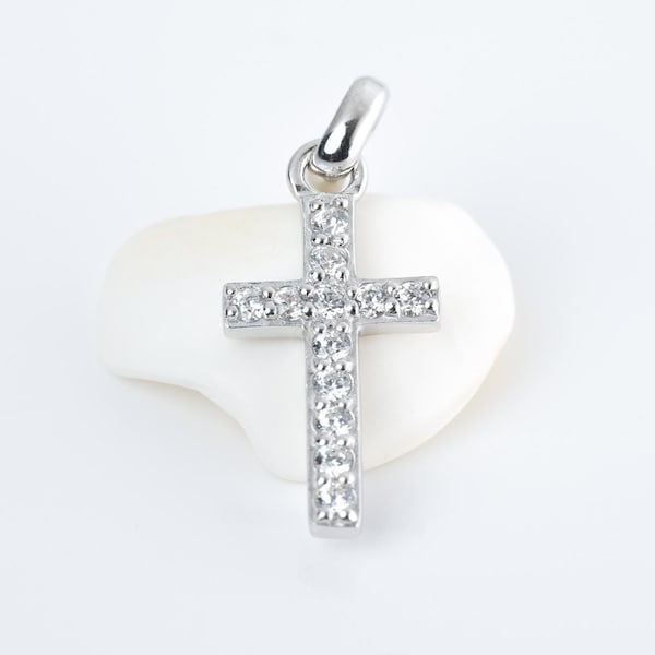 Collier pendentif croix chrétienne avec petite pendentif  avec des pierres en forme de diamants (oxyde de zirconium), bijou minimaliste.