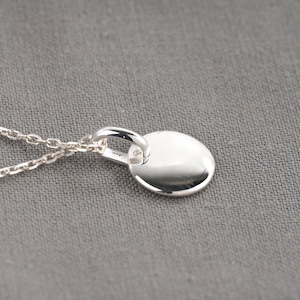 Collar de capas redondas de plata, colgante apilable minimalista con forma de m & m para collar de mujer.