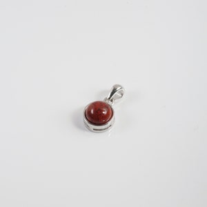 Collier jaspe breschia naturelle en cabochon, pendentif et chaine en argent.