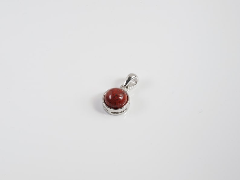 Collier jaspe breschia naturelle en cabochon, pendentif et chaine en argent.