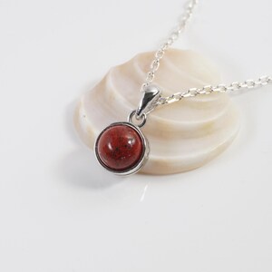 Collier jaspe breschia naturelle en cabochon, pendentif et chaine en argent.