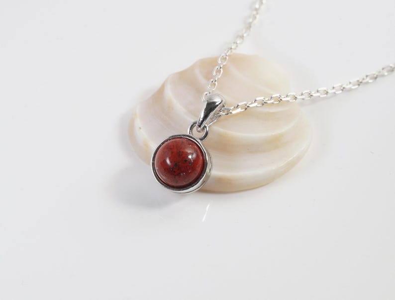 Collier jaspe breschia naturelle en cabochon, pendentif et chaine en argent.