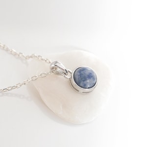 Natuurlijke sodaliet collier (cabochon) met zilveren hanger en ketting. Minimalistische sieraden voor vrouwen.