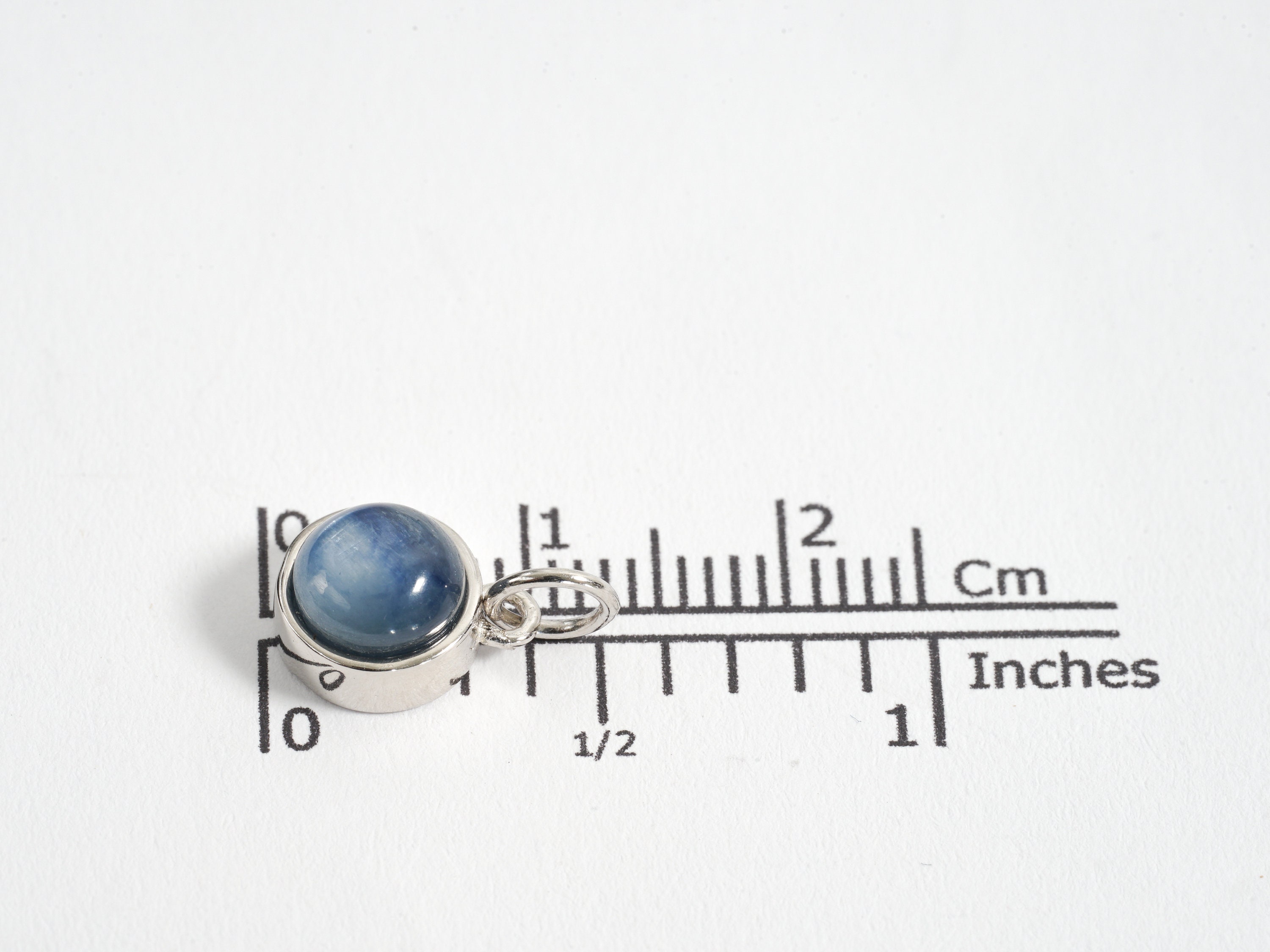 Collana Con Ciondolo In Cianite Brasiliana Blu Iridescente, Argento 925 Placcato Rodio, Catena 50 Cm, Pietra Rotonda 10 Mm, In Confezione Regalo