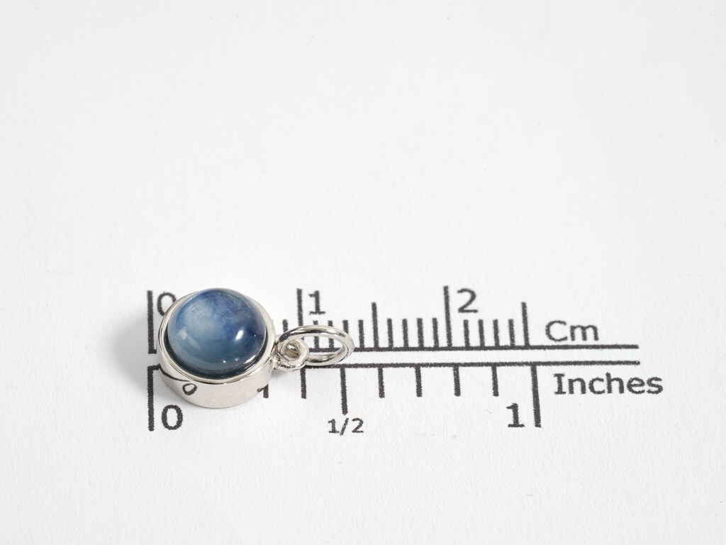 Collana Con Ciondolo In Cianite Brasiliana Blu Iridescente, Argento 925 Placcato Rodio, Catena 50 Cm, Pietra Rotonda 10 Mm, In Confezione Regalo