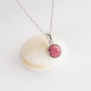 Collar, colgante y cadena de plata de cabujón de Rodonita natural, piedra rosa para joyería minimalista.