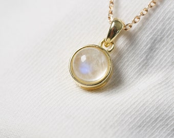 Collier pierre de lune arc en ciel ou bleu feu naturelle en cabochon, chaine avec pendentif minimaliste.