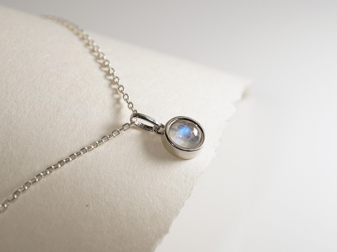 Ciondolo Argentato Con Pietra Di Luna Naturale E Pietra Arcobaleno – Collana Fiore Portafortuna