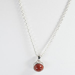 Collier jaspe breschia naturelle en cabochon, pendentif et chaine en argent.