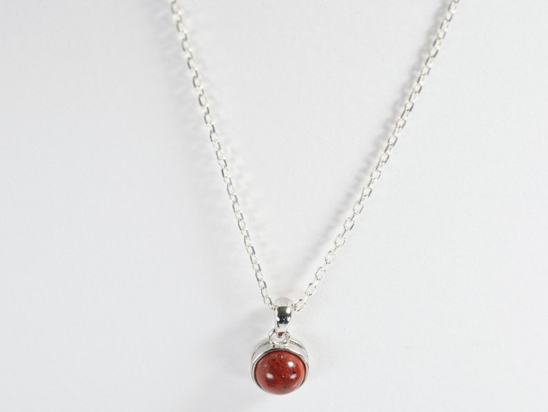 Collier jaspe breschia naturelle en cabochon, pendentif et chaine en argent.