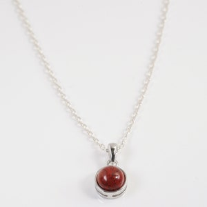 Collier jaspe breschia naturelle en cabochon, pendentif et chaine en argent.