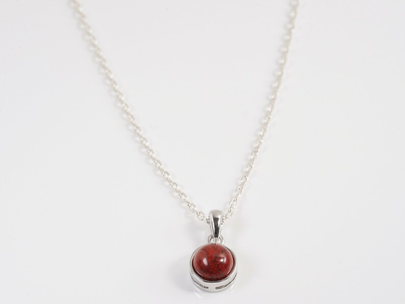 Collier jaspe breschia naturelle en cabochon, pendentif et chaine en argent.