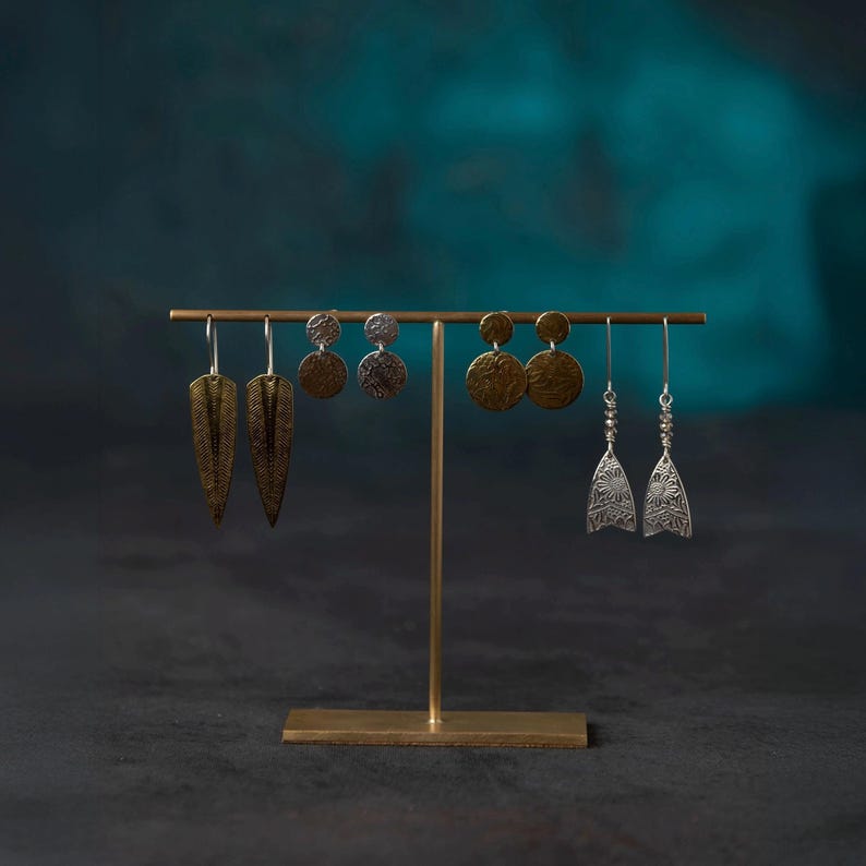 Becki - Présentoir de boucles d'oreilles en laiton massif pour plusieurs paires - Organiseur de bijoux minimaliste pour boutiques, créateurs de bijoux et présentoirs pour la maison image 1