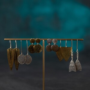 Becki - Présentoir de boucles d'oreilles en laiton massif pour plusieurs paires - Organiseur de bijoux minimaliste pour boutiques, créateurs de bijoux et présentoirs pour la maison image 4