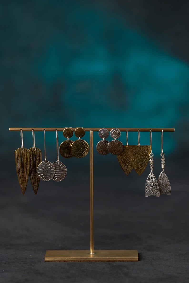 Becki - Présentoir de boucles d'oreilles en laiton massif pour plusieurs paires - Organiseur de bijoux minimaliste pour boutiques, créateurs de bijoux et présentoirs pour la maison image 4