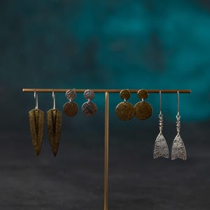 Becki - Présentoir de boucles d'oreilles en laiton massif pour plusieurs paires - Organiseur de bijoux minimaliste pour boutiques, créateurs de bijoux et présentoirs pour la maison image 5