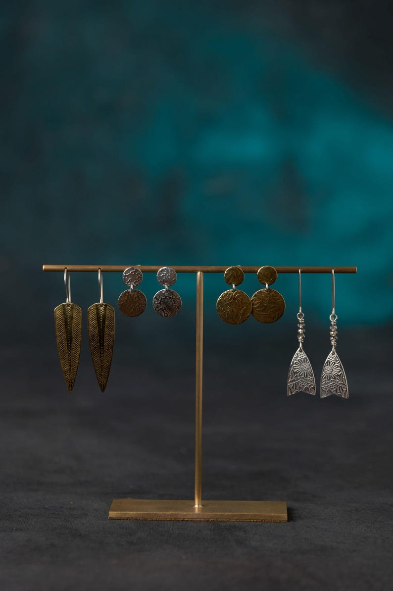 Becki - Présentoir de boucles d'oreilles en laiton massif pour plusieurs paires - Organiseur de bijoux minimaliste pour boutiques, créateurs de bijoux et présentoirs pour la maison image 5