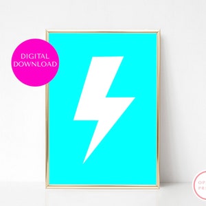 以下が含まれることがあります： ターコイズブルーの背景に白い稲妻が描かれた、印刷可能なデジタルダウンロード。画像は金色のフレームで囲まれています。