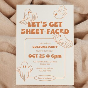 Może przedstawiać: Zaproszenie na imprezę Halloween z pomarańczowym tekstem "LET'S GET SHEET-FACED". Karta zawiera ilustracje duchów i szczegóły wydarzenia, w tym datę, godzinę i miejsce przyjęcia kostiumowego.