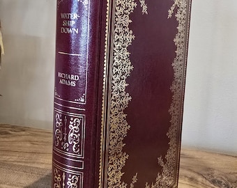 Edición vintage de 1978 de Watership Down, Richard Adams Guild Publishing, magníficamente decorada en oro.