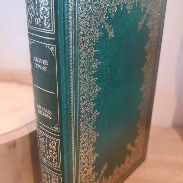 Vintage 1979 Oliver Twist Charles Dickens guild publishing gorgeous gold gilt decorated