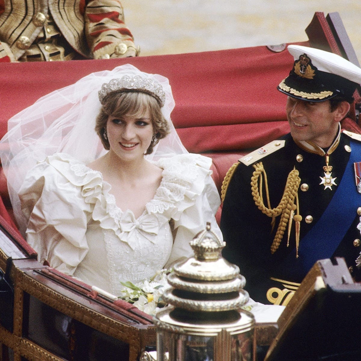 Couronne diadème mariage Diana avec feuillages et cristaux Swarovski