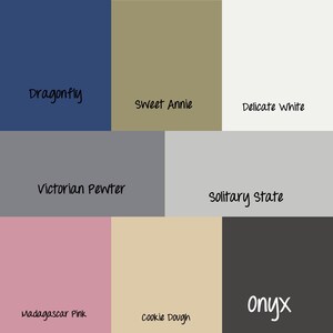 Puede incluir: Una tabla de colores con nueve colores de pintura diferentes. Los colores son: Dragonfly, Sweet Annie, Delicate White, Victorian Pewter, Solitary State, Madagascar Pink, Cookie Dough y Onyx.
