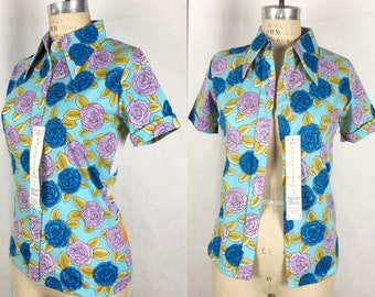 1970s Deadstock Blue Roses Novelty Print Polyester Blouse, Vintage 70s Deadstock, Vintage Psychedelic, Boho Hippie, Size Sm/Med