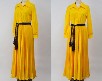 1970s Dark Yellow Pleated Maxi Dress, 70s Maxi Dress, Vintage Collared Maxi, Hippie Boho, Psychedelic, Size Sm/Med, 28" Waist