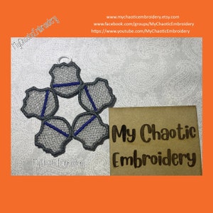 Frittstående spets FSL Carousel Blue Line Shield Badge Ornament Designs 3 storlekar 4x4, 5x5, 8x8 - Digital fil maskinbroderidesign