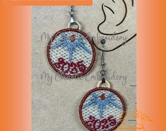 Può includere: Un paio di orecchini con un design rotondo, beige, ricamato con una libellula blu e l'anno 2025 in rosso. Gli orecchini sono su uno sfondo bianco con il testo "My Chaotic Embroidery".