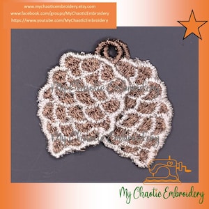 Puede incluir: Parche bordado con forma de piña, con hilo marrón y blanco. El parche tiene un lazo en la parte superior para colgarlo. El nombre de la tienda Etsy "My Chaotic Embroidery" está en la parte inferior.