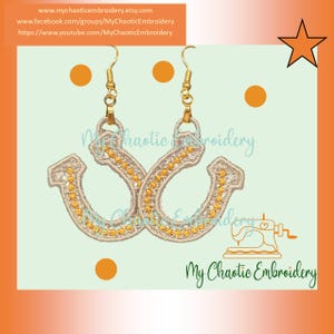 Könnte beinhalten: Ein Paar goldene Hufeisenohrringe mit einem beigefarbenen Stickmuster. Die Ohrringe hängen an goldenen Haken.